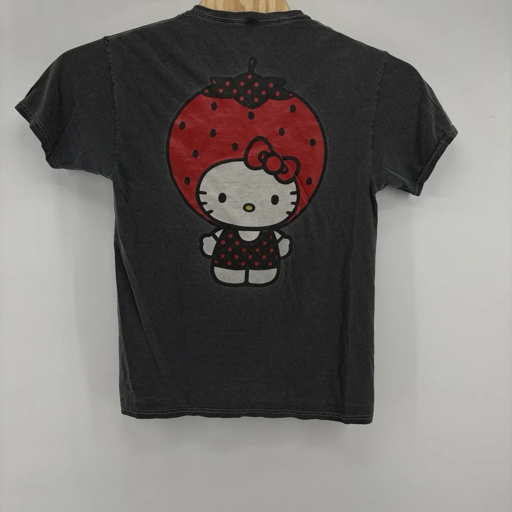 Hello Kitty By Senrio Gray T-Shirt Size Medium W Kitty In Strawberry Hat/Costume